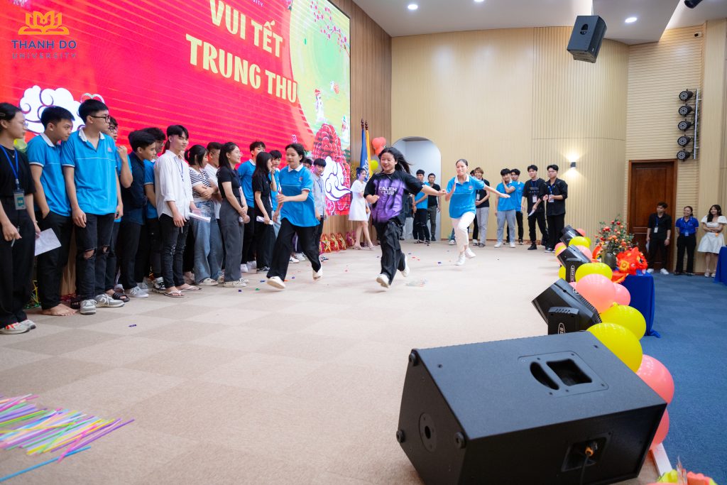 Các hoạt động Team building hấp dẫn được đông đảo Tân sinh viên tích cực hưởng ứng